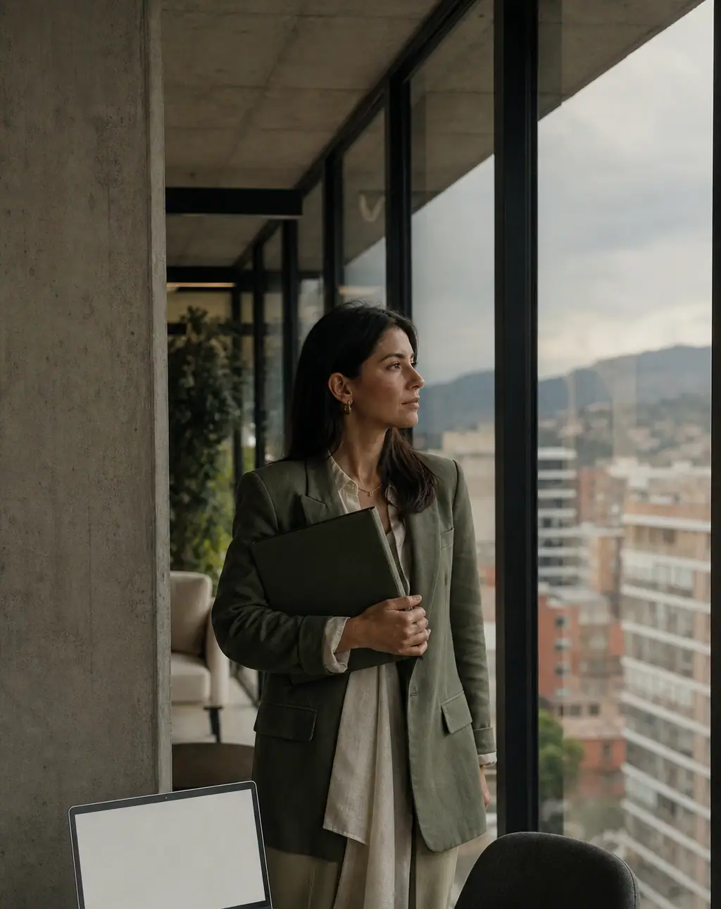 Counsel de una empresa con el contrato del área, frente a la ciudad.